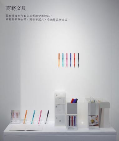 可擦鋼珠筆不需再額外使用修正液,特殊的墨水會因摩擦受熱時的溫度除去書寫痕跡,有別於日本國內販售的設計,預估將掀起一波文具控的搶購風潮。(品名暫定,預計8月上市)