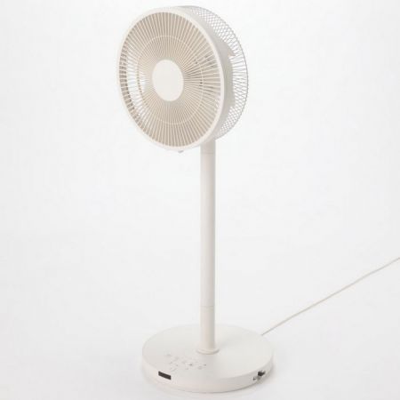 DC馬達風扇去年在日本上市後,獲得許多顧客喜愛與熱銷,今年在台首度上市。3D立體擺頭功能可加速空氣流動,改善台灣室內容易悶熱潮濕的環境。雨季來臨時也有助於室內晾乾衣物,再加上風扇葉片仿效飛機羽翼設計,強風模式下也僅30分貝,即便睡眠時使用也不易受干擾。(預計5月上市)