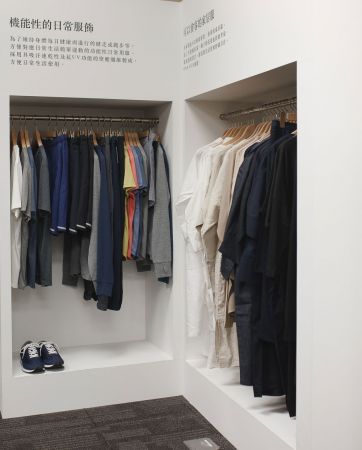 Running系列為MUJI無印良品首次嘗試開發具機能服飾的運動商品群,強調吸濕快乾、質感輕盈的運動款服飾,不僅適合輕度運動時穿著,即便在日常生活中也同樣能成為舒適且實用穿搭單品。(限定門市販售:微風、統一時代、台南、台中,預計5月上市)One Size系列以「可以會客的家居服」作為設計理念,為考量居家生活需求,連袖子的長度也經過仔細計算。單一款尺寸可以對應不同的體型及年齡穿著,因此在設計與色彩運用上更強調基本與簡約。(限定門市販售:微風、統一時代、台南、台中,預計3月底上市)