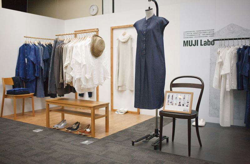 MUJI Labo系列作為品牌實驗性(LABORATORY)服飾,今年攜手日本設計師—尾花大輔、堀内太郎帶來全新設計,強調基本款且符合個人風格的穿著方式。 (限定門市販售:微風、統一時代、台中)