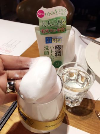 肌研極潤健康深層清潔調理洗面乳,一點點的量,即可打造綿密泡沫。