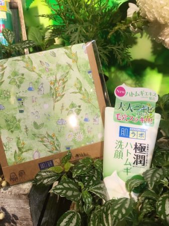 台灣也首次與日本有全世界最細纖維布之稱的品牌PikkaPikka合作,推出插畫洗臉巾,洗臉巾上有可愛的肌研健康洗面乳。