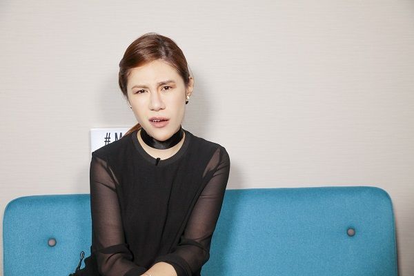 小紅不停在旁邊問一些真的是初級到不行的問題,像是「眉尾為什麼要畫倒三角?」,「眉毛為什麼要前面淺後面深?」婊姐大吼:「這些就是美妝的憲法,給我背起來!」
