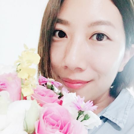 先從底妝看起,這部分跟婊姐自己畫的差異不大。不過裱姐在旁默默補充,是因為有帶了刷子讓羞昂使用。沒錯,請切記,有好的刷具就能帶底妝上天堂。接著唇妝使用了較安全的裸色系口紅,加上有描繪出唇形、上色也均勻,所以安全過關。真正的問題出在眼妝,據羞昂自己所說她想畫出時下流行的平眉,不過實際看起來,眉型比較像扭曲的毛毛蟲,加上好幾痕明顯的黑線,搭上一大片塗滿的眼影,只能說非常有戲劇效果,但要實際帶著這樣的眼妝出門,可得再多練習啊。
