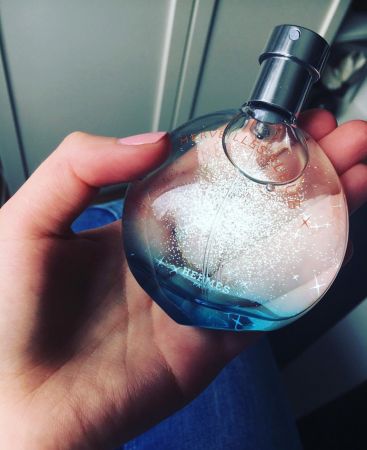 愛馬仕藍色橘彩星光淡香水瓶身如海面閃動著鑽石光芒。