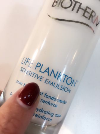 「奇蹟活源乖乖乳」,英文品名很清楚的標示「sensitive emulsion」(敏感性肌膚的乳液),指的並不是只給敏感肌使用,而是當肌膚出現一些敏感的狀況,具有穩定健康的作用。