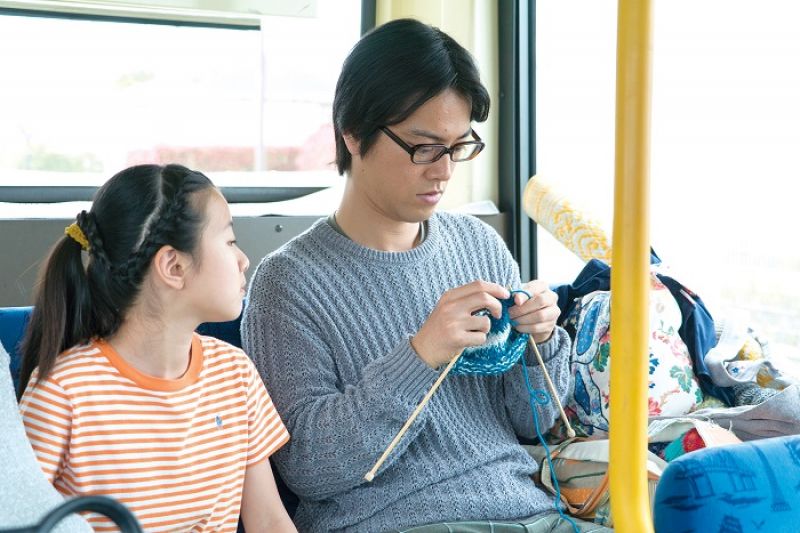 舅舅的女友凜子說:覺得悲傷或憤怒的時候,就編織吧。