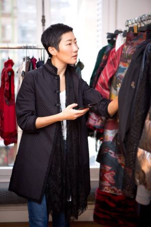 穿上SHIATZY CHEN中式黑色外套,搭配蕾絲圍巾有種衝突的酷酷女人味
