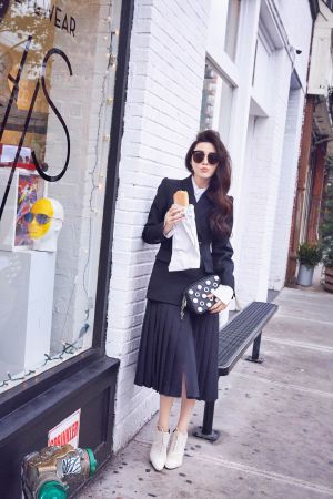 來自Michael Kors Collection 的Julie黑白幾何小牛皮包,黑白衝突的對比色,搭配銀色鍊帶和幾何裝飾的扣環,呈現摩登優雅的氣息台灣售價NT45,900元