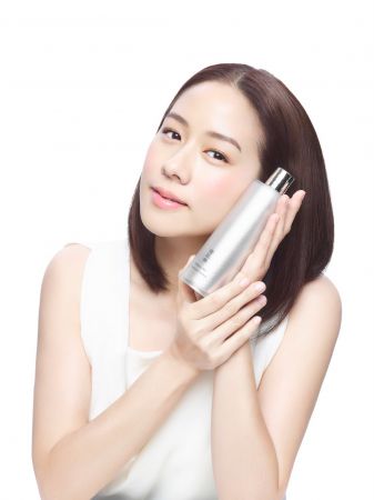 氣質女星林嘉欣外型甜美溫柔,內心堅毅的形象,被日本保護品牌Kose 雪肌精全新御雅系列相中,成為台港中今年度的代言人。
