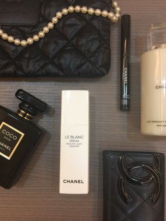 CHANEL 全新「珍珠光感淨白活膚精華」
