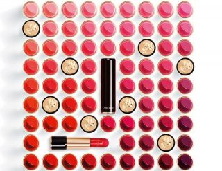 LANCÔME 絕對完美唇膏 2017 全新26色,包含絲絨玫瑰色、潮流裸色、巨星紫色、韓星橘紅、鮭魚粉色五大潮流唇色,三種經典質地「水潤光感」、「奢華霜感」、「絲絨霧感」華麗登場。