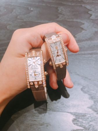 Harry Winston 海瑞溫斯頓雅緻有氣質的Avenue系列在2017年增加許多新功能款式,比如月相與兩地時區,櫻花面盤也美呆了。
