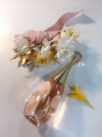 2017年推出的 J’adore in joy 愉悅淡香水,可說是2000年推出以來我最愛的 J’adore版本,極為優雅、清新,甚至有一點小文青,帶來感官上立即性的悸動。調香師解釋,那是加入過去味覺才能感受的鹽味,同時也調整了馬達加斯加貝島依蘭依蘭的萃取方式,使氣味變得更加輕盈,很適合春天的暖陽、咖啡香的午后,與閱讀時的閑情。至今,每一次拿起瓶身,我的內心都極為渴望再次體驗這個美妙感受,像見到初戀情人一樣。推薦者:Marie Claire美容健康總監 忻潔