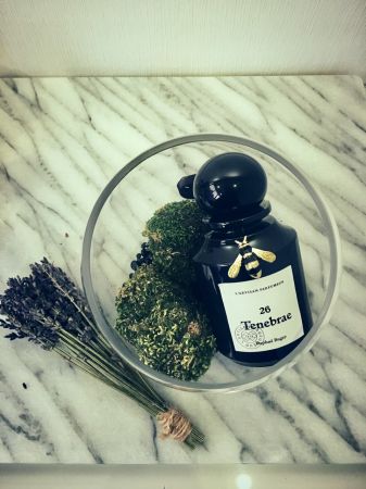 最近的新寵是L’artisan Parfumeur 2016新作中的26 Tenebrae,新系列中共六款新香,不僅更換包裝,也不難在這六款作品中看見L’artisan Parfumeur想將品牌轉型年輕時髦化的野心;老實說我在26 Tenebrae和32Venenum中猶豫很久,最後還是選擇了26 Tenebrae,除了木質底韻搭配冷衫木的味道很適合春天忽冷忽熱的天氣之外,乳香搭配著淡淡卻不嗆鼻的煙燻味完全適合人稱陳大哥的我,推薦給不喜歡甜膩味道的個性女孩~推薦者:Marie Claire資深服裝編輯 Titi