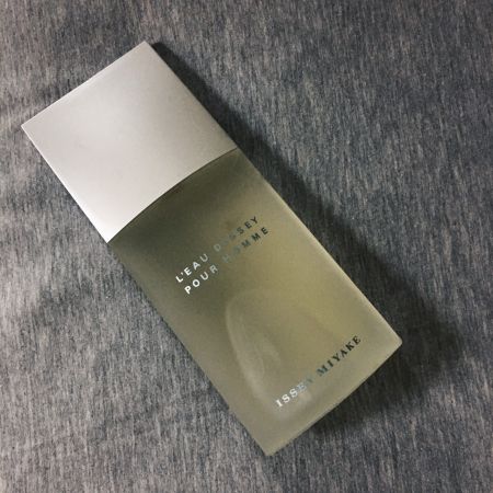 這款三宅一生的淡香水相當適合春天,前味有淡淡的花香但不粉,後味又轉為沈穩的木質調,有存在感又沒有攻擊性,持久度也不錯,雖然是男香但個人覺得男女都適合。推薦者:Marie Claire 採訪編輯 郝慧川