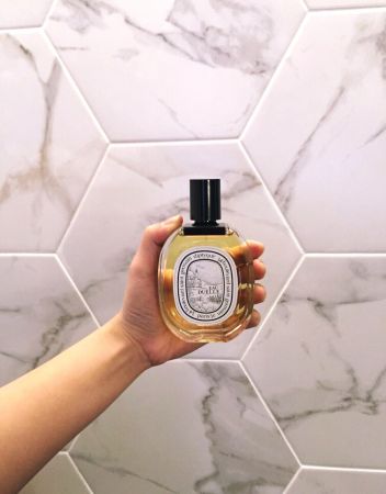 Diptyque EAU DUELLE杜耶爾香水這支就是所謂的第二眼帥哥!不會第一眼就愛上,但是一回頭出乎意料驚豔的味道。我自己是很容易暈香的人,對粉味、玫瑰味的香水特別容易暈,而這瓶是diptyque首款以「香草」為主角的辛香調淡香水。溫暖又清新的香調加上被視為蘭花中等級最高、極為珍貴的「波本梵尼蘭」配上中性十足的「乳香」、以及清新的粉紅胡椒,又濃郁又清新好春天的。推薦者:Marie Claire服裝編輯 劉芒