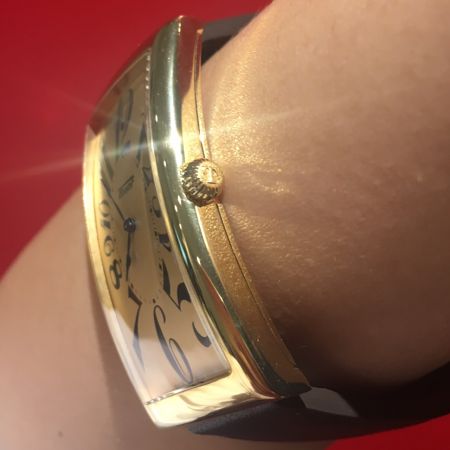 Tissot 今年Baselworld邁入第一百年,也是Tissot品牌參展的第一百年。Tissot復刻在首年Baselworld推出的錶款,金黃色系跟彎彎錶殼暱稱Banana,有點復古有點俏皮,收藏價值高。