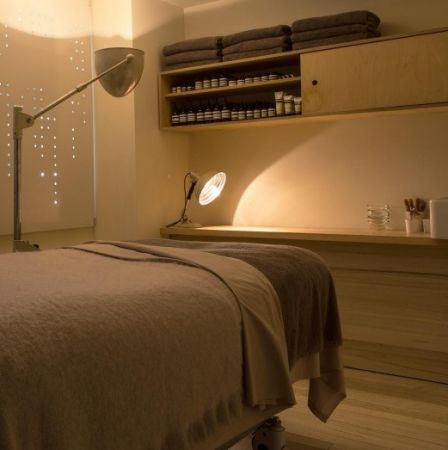 位於東京目黑區的Aesop Tokyo Shop,是少數有寬敞舒適空間的店鋪,在裡面就設置了SPA專屬空間,舒適解壓的氛圍,讓妳盡情徜徉在Aesop的世界裡!