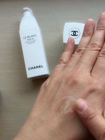 CHANEL 全新「珍珠光感淨白活膚精華」