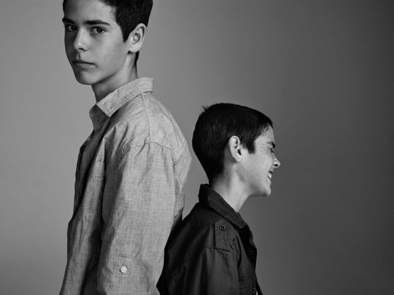 Matt 16歲 & Dylan 13歲家庭成員:三個媽媽、一個爸爸、一個妹妹Matt:我的媽媽們原先想等到同志婚姻合法、在澳洲結婚,無奈法律不許可,於是她們就去了紐西蘭註冊。這當然不是最好的選擇,因為她們得要跑到國外去,而且身邊沒有親友陪伴。之後她們回到澳洲,補辦了一場感人婚宴。有人說,這部電影太過政治化、不應該在學校播映,然而它只不過呈現了像我們這樣擁有同志父母孩子的生活,一切都很正常呀。Dylan:我有兩個母親,一個爸爸,還有一個即將成為繼母的媽媽,一個哥哥、一個妹妹。我的母親們在紐西蘭結婚,然後回到澳洲舉辦婚宴。我哥跟我在婚禮上發表感言,還獻上開場舞。我想對跟我們一樣在同志家庭成長的小孩們說,請記得,你的家庭跟別人沒什麼不同,但你會得到加倍的愛。你會覺得很驕傲的!