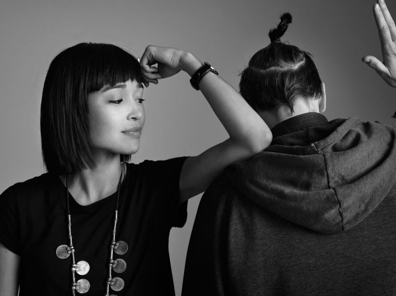Maya Newell 28歲 家庭成員:兩個媽媽 我從小在同志家庭裡成長,很清楚我們這樣的孩子面對著怎麼樣的現實環境。那些惡意的批評源源不絕,好比「你不想知道自己的爸爸是誰嗎?」「你長大以後一定會是同性戀。」面對這些話語,我要努力克制自己情緒,否則他們更會認為我不正常,然後把原因歸咎於家庭帶來的性取向。為什麼這個社會對待不同的人,總是用鄙視跟消極的眼光?所以長大後,我拍了《出櫃父母在我家(Gayby Baby)》這部紀錄片,希望告訴世界:我們成長的生活並非你們所想像的如此不堪。但,接下來要面對的,卻是被政客禁播、媒體污名化。在這樣的環境之下,我們唯有直接面對問題,才能穿越語言帶來的迷霧。