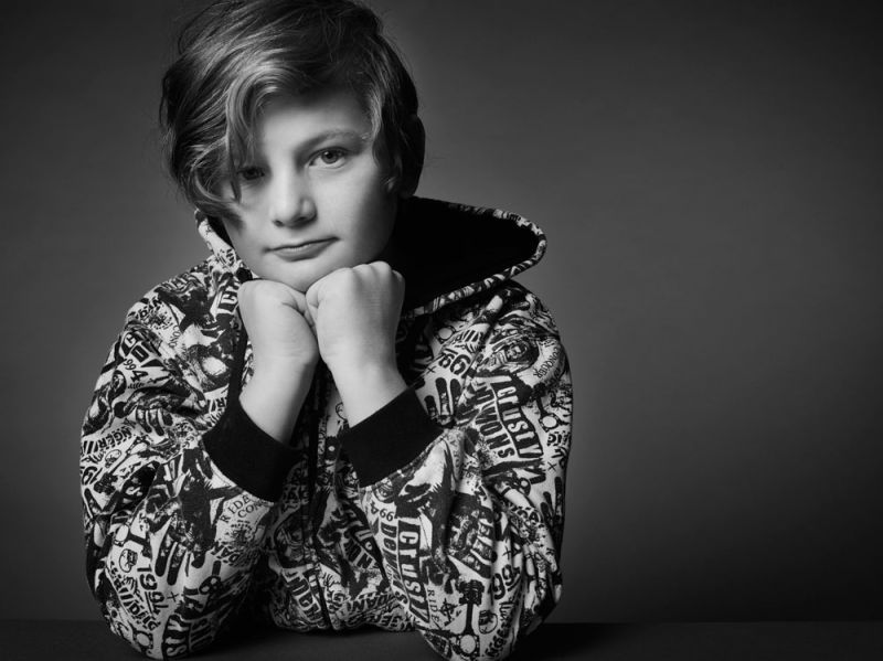 Seth 12歲家庭成員:兩個母親、一個姊姊、兩個弟弟Jade 和Ang,是我的兩個母親,她們從我五歲就在一起。至於我是怎麼發現自己家庭不太一樣的呢?那時我一年級,學校有一堂聖經課,上了幾個星期之後,他們說,如果你的父母或你是同志,這樣就是個罪過。那天回家以後,媽媽們跟校長說了好長好長的話,Ang還給了我好大一碗冰淇淋。對啊,這就是我了解自己家庭與眾不同的過程。不過我不在意,我的家庭很美好。與其平凡卻不快樂,我更寧願我的家庭是不平凡但充滿喜悅。我給其他孩子的建議是,無論別人怎麼議論,你的家庭永遠是最棒的。不要讓他們打倒你,勇敢承認吧!如果有人認為你的家庭很奇怪,別管他們、頭也不回地往前走吧。