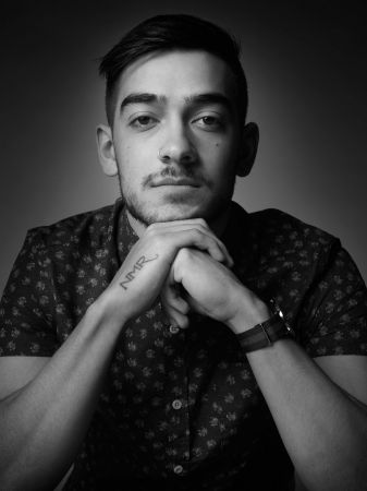 Jesse 23歲家庭成員:一個爸爸、兩個媽媽、一個兄弟我的家庭由兩位母親 Louise 和 Margaret、兄弟Raj、還有父親 Paul 共同組成。它之所以會這麼美好,正是因為它是那麼與眾不同,但從根本上來說,它也和其他家庭沒什麼兩樣。如果是跟朋友聊天,我可以打從一開始就敞開心胸、誠實地告訴他們我的成長故事。換句話說,如果你對自己感到驕傲,就沒有人可以用鄙視的態度傷害你。