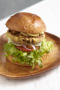 VDAYS Fresh Takeaway 鷹嘴豆泥堡 美西流行明星食材鷹嘴豆,豆泥加入如藜麥等蔬菜、孜然等多款香料成為柔細主角蔬菜排,脆口美生菜、洋芋片、大黃瓜和蕃茄片及還有酪梨醬油潤潤口感!