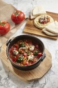 Toasteria Café 永康 :以色列風情早餐 Shakshuka 夏卡蘇卡,以鐵鍋熱呼呼的盛裝起烤甜椒、水波蛋佐菠菜泥與新鮮番茄蔬菜醬共融一鍋的甜美滋味,不能少孜然粉點題中東風情卻一點都不嗆,刷洗孜然以往背負嗆味負評冤屈。特別以色列媽媽手工揉製口袋餅口感Q彈耐嚼,填入一匙淋上檸檬與橄欖油與番茄丁鸚嘴豆泥,再一匙鐵鍋半熟蛋黃和蔬菜泥,一口吃盡慢火燉煮濃縮焦糖化極致蔬菜甜美,最是貼近地中海享受地利恩賜的富饒蔬果滋味。