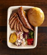 Mighty Quinn’s 麥笛昆BBQ 以獨家香料醃製及低溫燻烤的「煙燻香腸」,有著異國香料加持,口感微辣刺激又開胃。搭上布里歐麵包、淋上楓糖漿和山河濤的陶鍋甜薯泥或者繼續追加「辣香醬薯條」