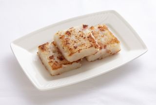 潮品集蘿蔔糕 每口都能吃得到料。一份三片蘿蔔糕量足味道地。精挑嫩白蘿蔔和自製米漿,挑除蝦米刺鬚不刺口,點睛臘肉鹹汁融入,糕體有滋有味。火候拿捏得當表皮煎得(恰恰)微焦香脆。