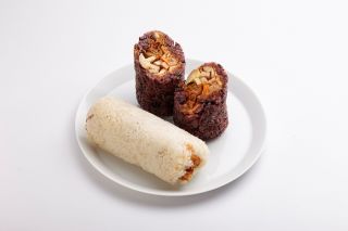 劉媽媽飯糰 高人氣排隊早餐名物 人氣不墜的排隊名店。有燙口糯米微黏微彈口,用香酥油條、酸菜、魯蛋、肉鬆以及粒粒分明養生紫米和酸辣泡菜,激發唾液腺,一口飽足樸實滋味。
