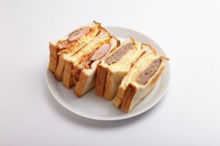 吐司工寓 雞腿排/牛排芝士吐司 韓風鐵板鮮做。以鐵板熱煎,依序鋪滿起司醃白蘿蔔煎蛋蔬菜絲美乃滋與肉料…多到兩片吐司無法好好夾起,因此店家會貼心在內袋多附上防油紙套,輕鬆完食不沾手。