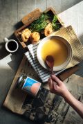 Sboon精算料理湯 營養師調配精算熱量營養纖維,溶入超級食物,以輕斷食重回原點的縮時湯。Pure 傲骨初心的土雞香菇枸杞暖湯醒胃,洋蔥蘋果等十一款蔬食 Bliss 一匙美好冷湯,南瓜洋蔥楓糖柳橙暖湯 Bright 自體發光暖湯。一瓶一早餐,一匙驚豔。