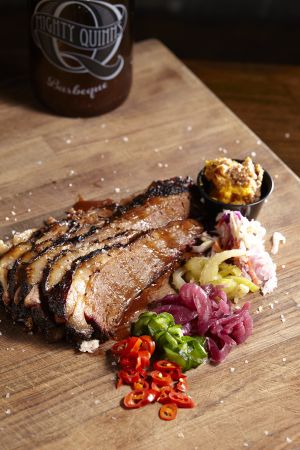 麥笛昆BBQ 醬燻牛胸肉 紐約人氣低溫燻烤名店,獨家Texalina 德州萊納風味大蒜黑胡椒入德州乾式香料燻烤牛與卡羅萊納州BBQ烤豬醬獨樹一格。經典「醬燻牛胸肉」低溫直木慢煙燻十數小時,慢烤出多汁且饒富異國氣息的豪邁香料醃肉,搭佐四款獨家以蘋果醋和檸檬醃製配菜(西洋芹紅洋蔥小黃瓜辣椒)飽足淋漓盡致,擄獲肉棍們的飢餓腸胃。