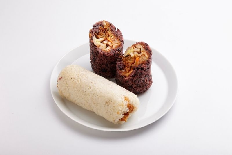 劉媽媽飯糰 高人氣排隊早餐名物 人氣不墜的排隊名店。有燙口糯米微黏微彈口,用香酥油條、酸菜、魯蛋、肉鬆以及粒粒分明養生紫米和酸辣泡菜,激發唾液腺,一口飽足樸實滋味。