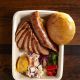 Mighty Quinn’s 麥笛昆BBQ 以獨家香料醃製及低溫燻烤的「煙燻香腸」,有著異國香料加持,口感微辣刺激又開胃。搭上布里歐麵包、淋上楓糖漿和山河濤的陶鍋甜薯泥或者繼續追加「辣香醬薯條」