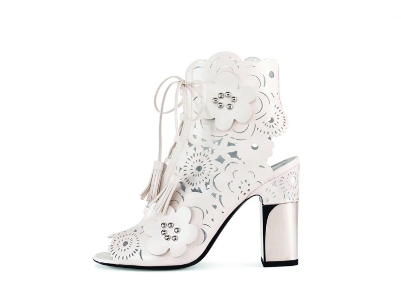 皮革雕花露趾跟鞋,Roger Vivier,NT56,000。