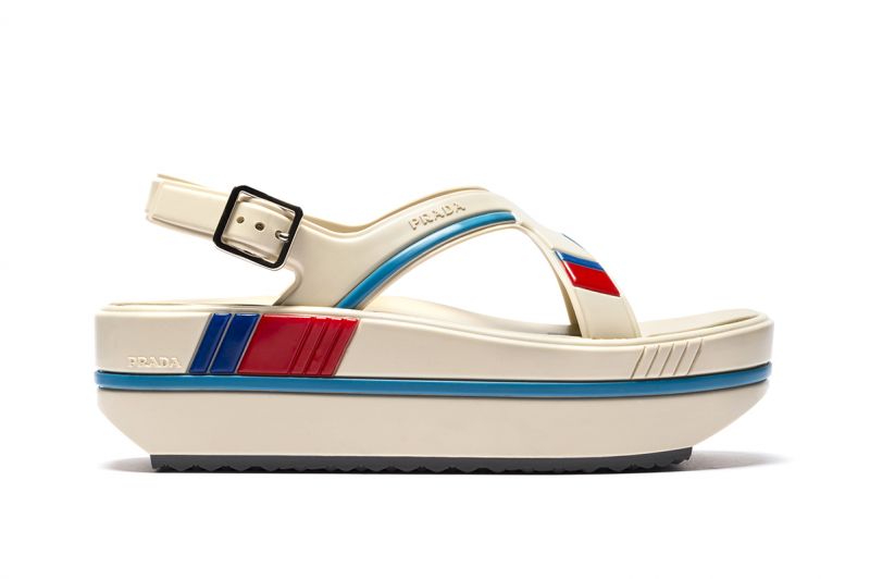 厚底橡膠涼鞋,Prada,NT26,000。