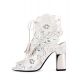 皮革雕花露趾跟鞋,Roger Vivier,NT56,000。