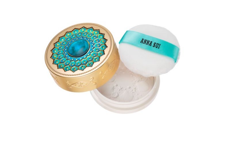 ANNA SUI 藍夢金雀珍珠美白蜜粉蕊,NT$1,400ANNA SUI 藍夢金雀珍珠美白蜜粉盒,NT$1,000ANNA SUI 藍夢金雀珍珠美白蜜粉撲,NT$400