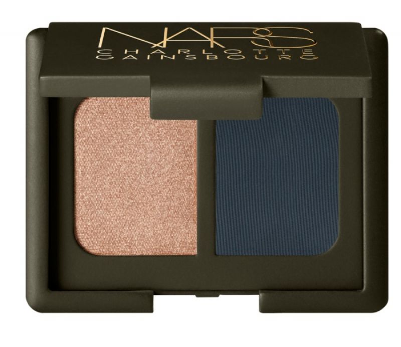 NARS x CHARLOTTE GAINSBOURG聯名絲絨雙色眼影,NT $ 1,220(#金黃香檳和深灰藍、#閃耀霜白和深林綠)