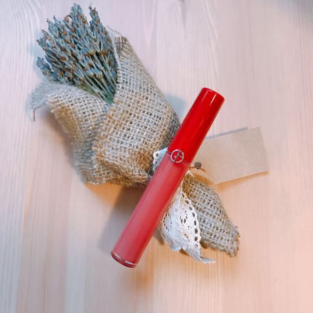 你也是膚色偏黃,不是這麼適合鮮豔唇膏的女孩嗎?請跟編一起加入乾燥玫瑰色的行列!許多女星愛戴的GIORGIO ARMANI奢華絲絨訂製唇萃,色號#501粉紅蕾絲就是我的近期最愛。不是太粉的霧面粉紅色調,因為很接近自然唇色,只需擦一些在唇上再用手指抹開,就可以擁有好氣色的乾燥玫瑰妝!編愛極了。推薦者:Marie Claire採訪主編 Nicole