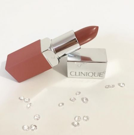 Clinique 紐約普普柔霧唇膏#01沉穩的霧面色加上滋潤的質地,塗起來的霧感可以解決我嘴唇較乾的問題,不過於厚重的唇妝感也能很顯色,對於我這種唇紋較明顯的人完全是輕鬆蓋過。倩碧這支紐約普普柔霧唇膏選#01時尚裸這個色號,畫出乾燥玫瑰花色好駕馭、是喜歡這個沉穩土色妹們的入門款!推薦者:Marie Claire 數位執行編輯Jyun