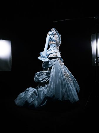 AMBER VALLETA INSPIRED BY RENOIR ENSEMBLE HAUTE COUTURE AH 2007 COLLECTION DIOR HERITAGE, PARIS ©LAZIZ HAMANI