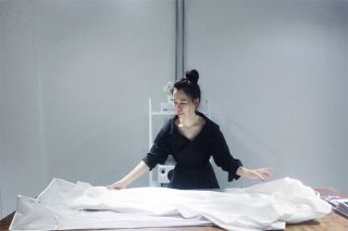 If&n 設計總監蔡宜芬(Yaya Tsai)給準新娘的建議M.C.:新娘在訂製婚紗時最常遇到的狀況是什麼?Y.T.:每個人身形不同,要花比較多時間在幫助客人了解自己的身材線條適合的婚紗款式。M.C.:最容易忽略的是?Y.T.:最容易忽略自己的優點,或是對自己不夠有信心,其實只要了解自己身形的優缺點,就能達到訂製婚紗的目的,展現格人獨特的風格。M.C.:挑選婚紗的小建議。Y.T.:大部份的新娘都希望能穿到三套禮服,但其實有時候只要兩件至三件單品,善加運用就能混搭出不同的造型。