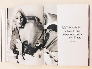 Lady Gaga曾表示她工作賺錢之後買給自己的三樣禮物其中之一就是一條珍珠串鍊