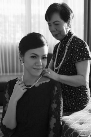 圖片為書中所收錄李坤儀女士與祖母曾文惠女士的合照。
