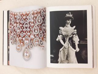 右:英國公爵夫人Consuelo Vanderbilt在英皇愛德華七世的登基典禮上配戴珍珠項鍊